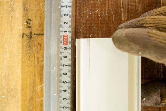 Toktoldó profil pontos mérése mérőszalaggal vágás előtt